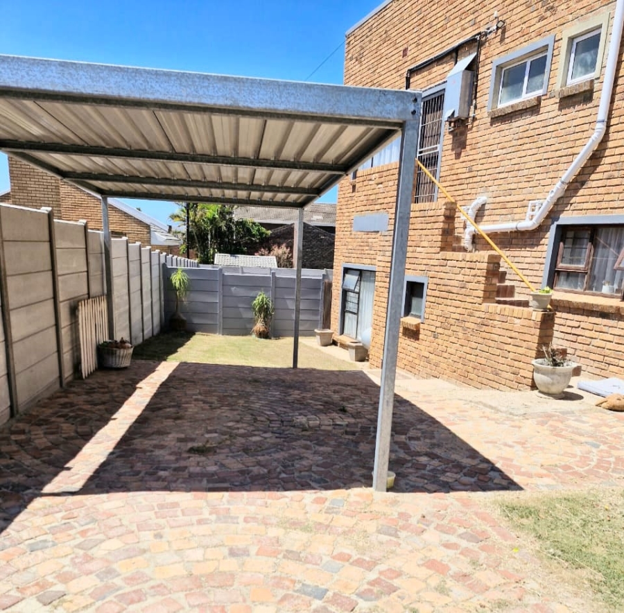 6 Bedroom Property for Sale in Bayview Western Cape